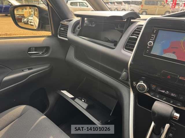 Nissan SERENA 2017-08 6018407-17