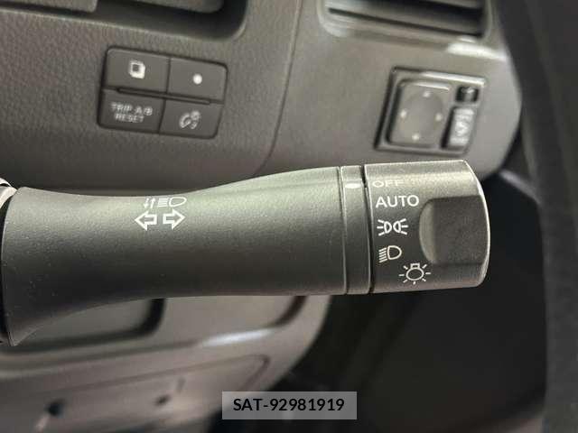 Nissan SERENA 2015-09 6817221-11