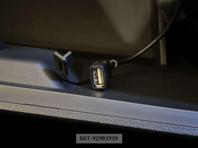 Nissan SERENA 2015-09 6817221-26