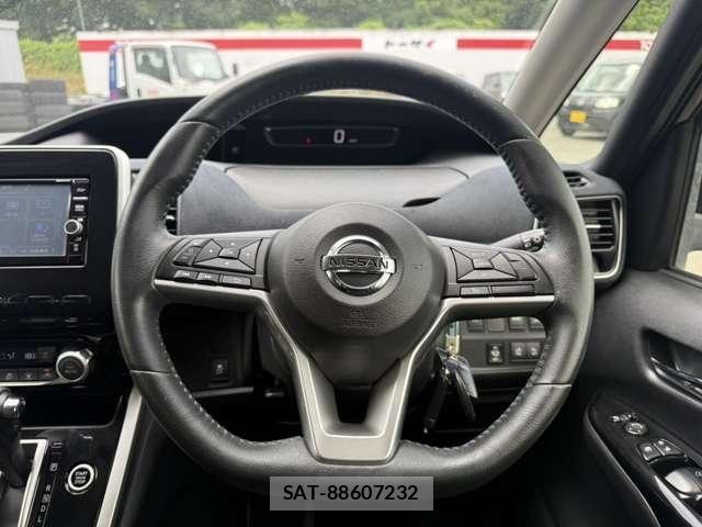 Nissan SERENA 2016-11 8159196-13