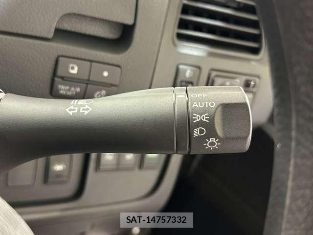 Nissan SERENA 2014-02 8368664-11