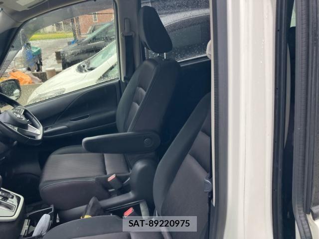 Nissan SERENA 2016-10 8661517-9