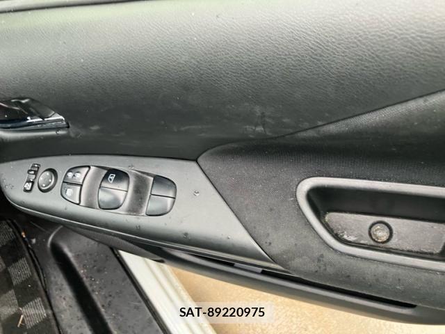 Nissan SERENA 2016-10 8661517-11