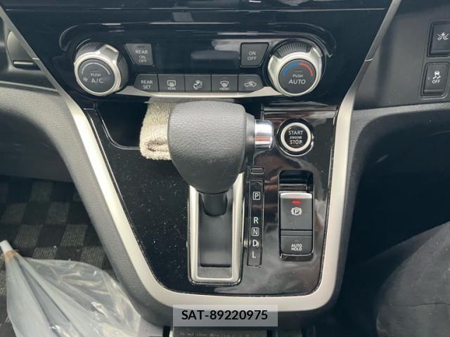 Nissan SERENA 2016-10 8661517-18