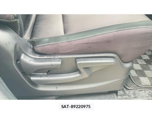 Nissan SERENA 2016-10 8661517-26