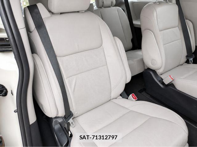 Toyota SIENNA 2026-03 7457720-12