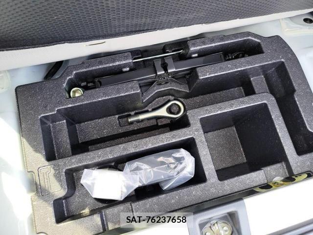 Toyota SIENTA 2013-07 4049143-25