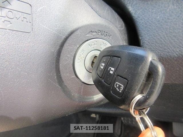 Toyota SIENTA 2015-09 6753292-24