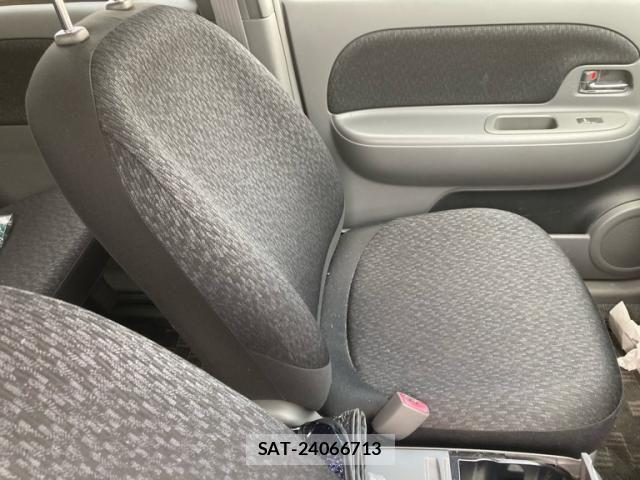 Toyota SIENTA 2014-09 6912676-12