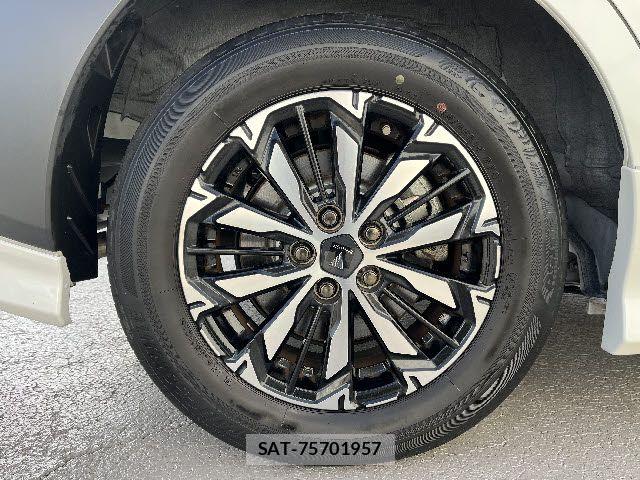 Toyota SIENTA 2022-10 7225013-26