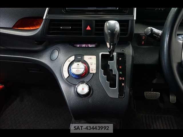Toyota SIENTA 2015-07 7224970-11
