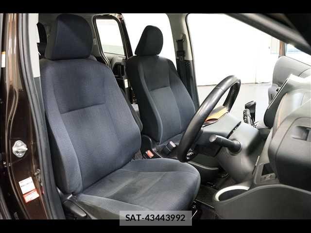 Toyota SIENTA 2015-07 7224970-16