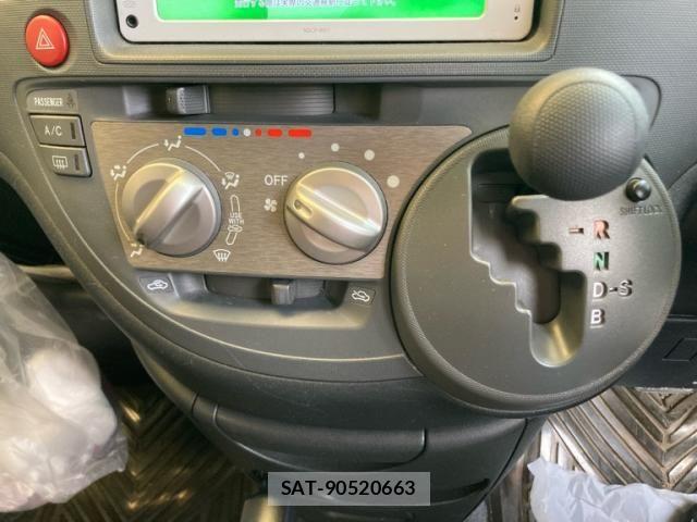 Toyota SIENTA 2011-08 7252309-15