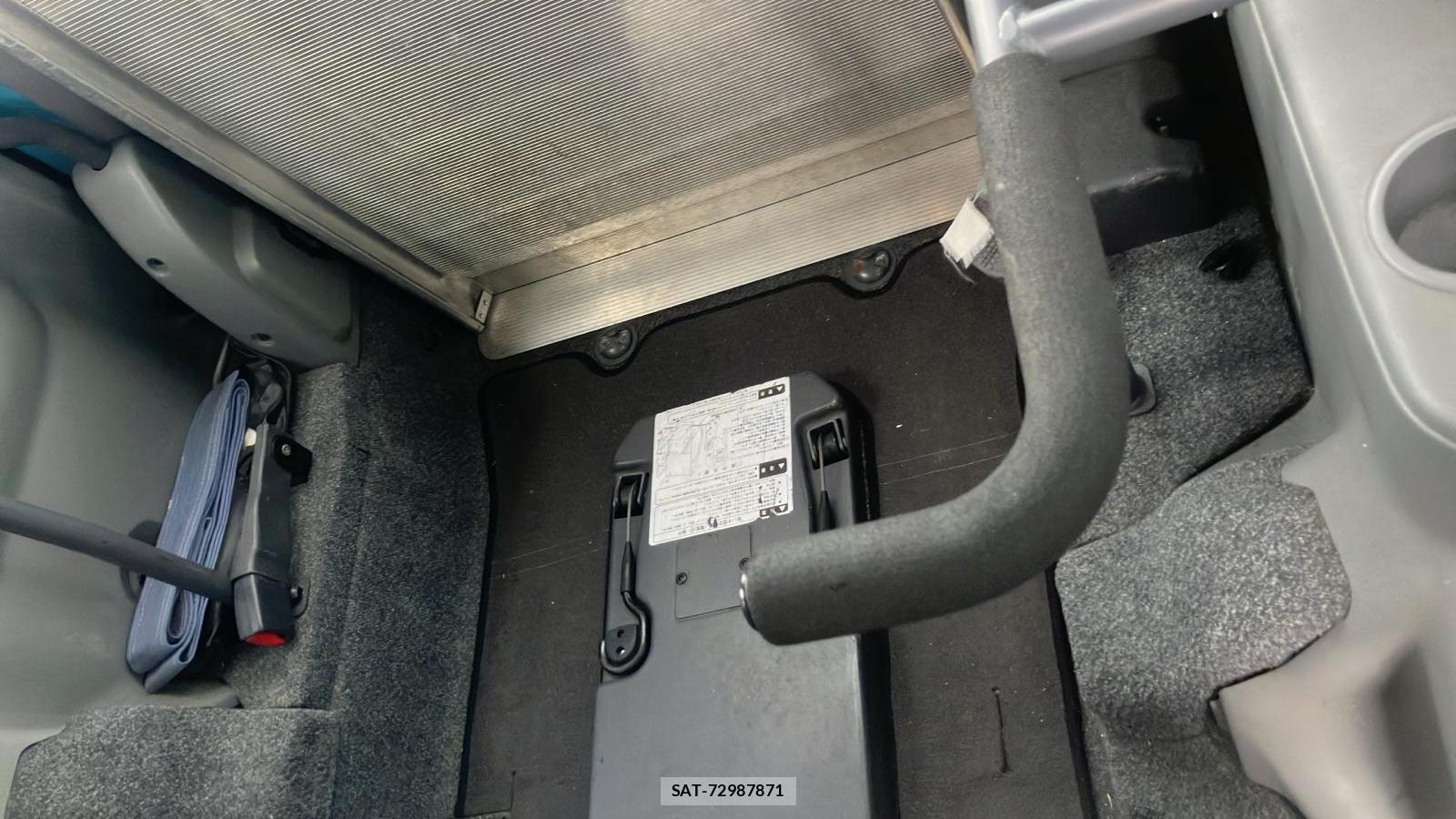 Toyota SIENTA 2004 6634472-19