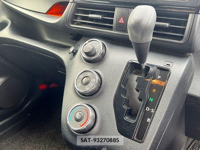 Toyota SIENTA 2018-03 7272930-14
