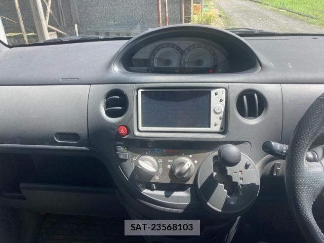 Toyota SIENTA 2011-12 7330085-19