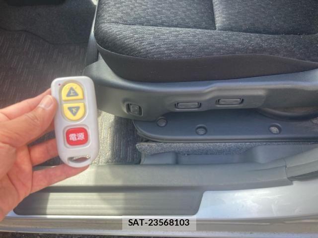 Toyota SIENTA 2011-12 7330085-24