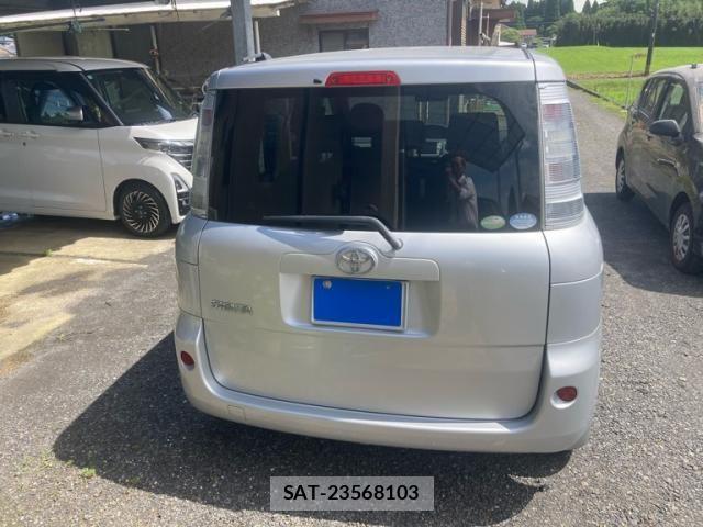 Toyota SIENTA 2011-12 7330085-3