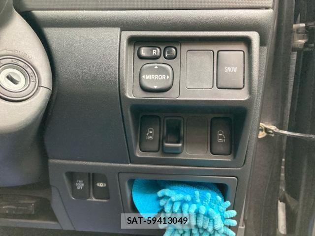 Toyota SIENTA 2012-01 7330083-13