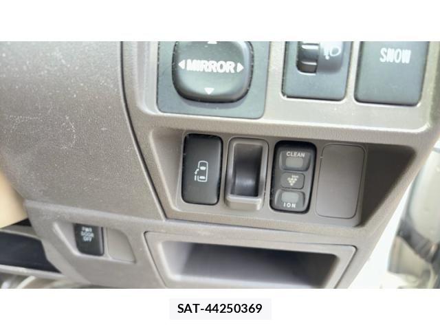 Toyota SIENTA 2007-06 7330086-17