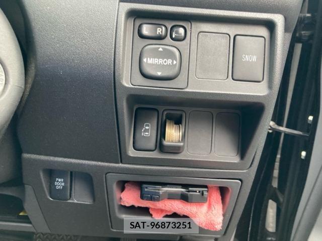 Toyota SIENTA 2012-05 7330081-16