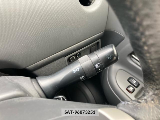 Toyota SIENTA 2012-05 7330081-19