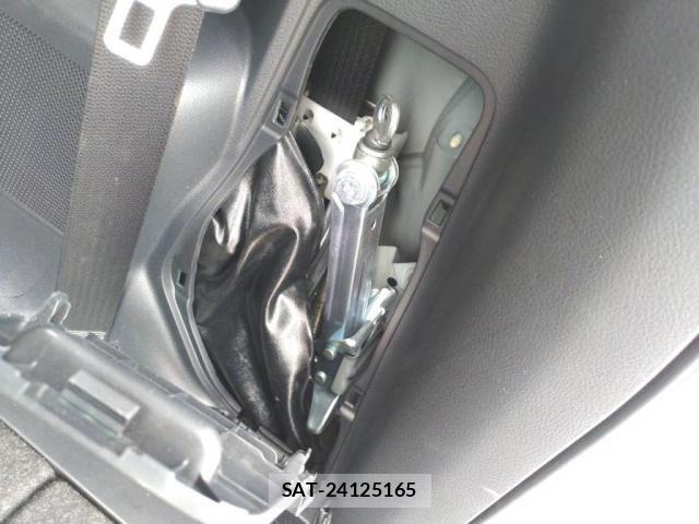 Toyota SIENTA 2017-04 7359826-29