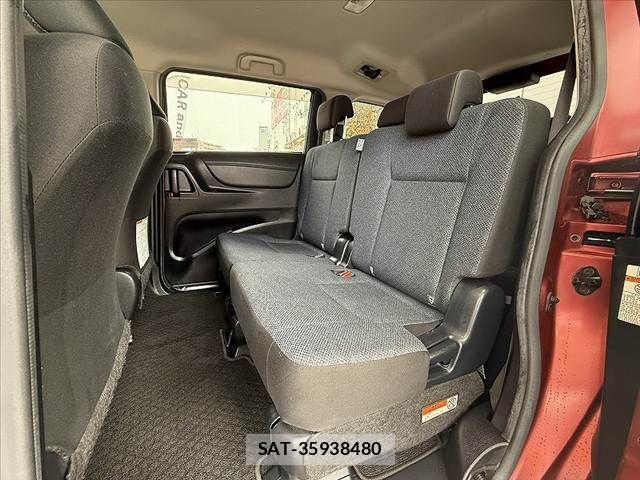 Toyota SIENTA 2017-08 7359835-17