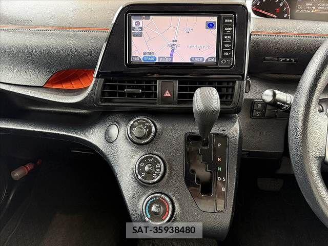 Toyota SIENTA 2017-08 7359835-22