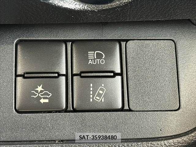 Toyota SIENTA 2017-08 7359835-27