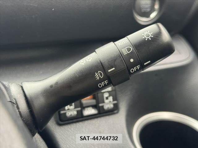Toyota SIENTA 2019-06 7359827-28