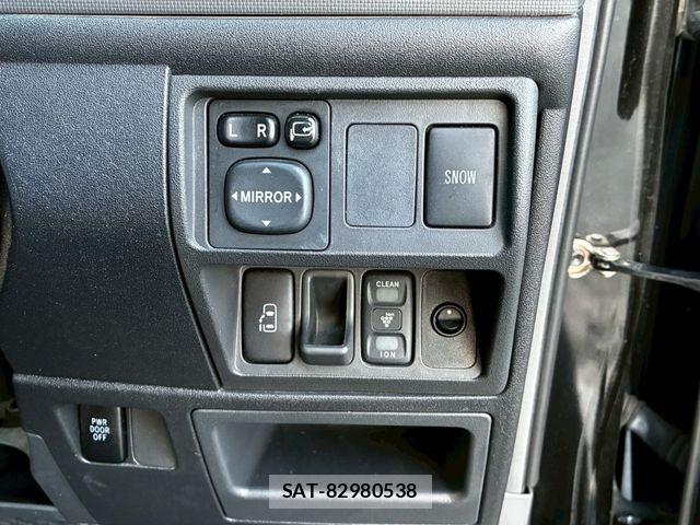 Toyota SIENTA 2013-12 7457773-24
