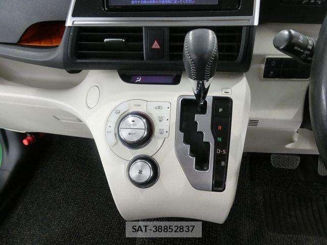 Toyota SIENTA 2017-05 7510034-23