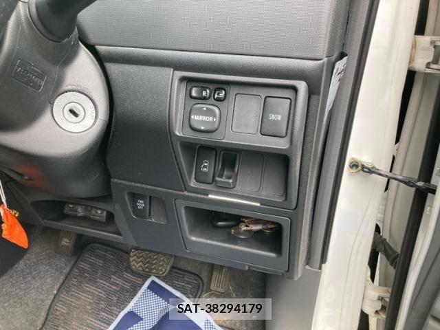 Toyota SIENTA 2013-07 7562832-5