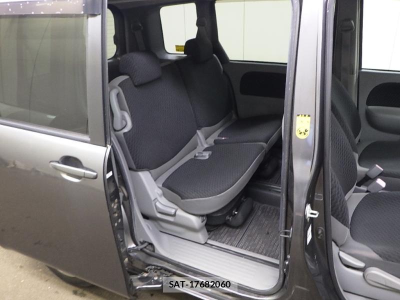 Toyota SIENTA 2009-10 7578789-4