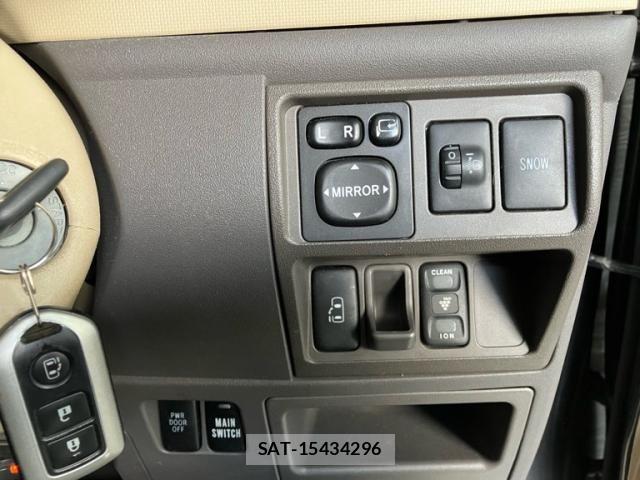 Toyota SIENTA 2010-04 7620040-14