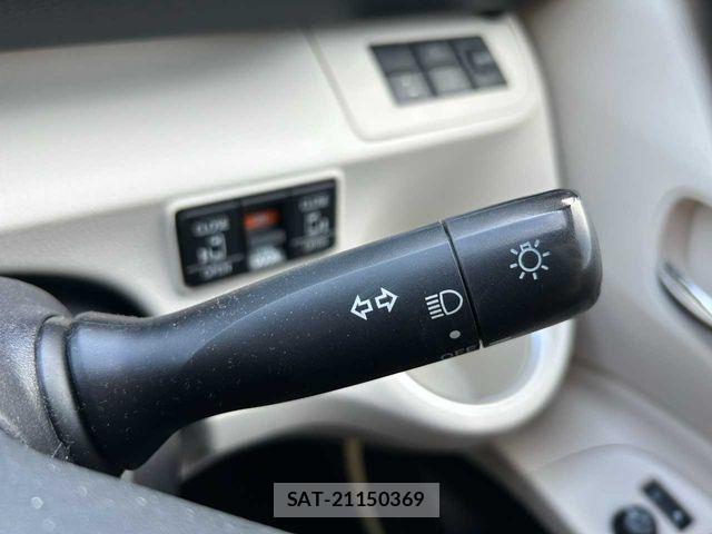 Toyota SIENTA 2016-08 7620028-14