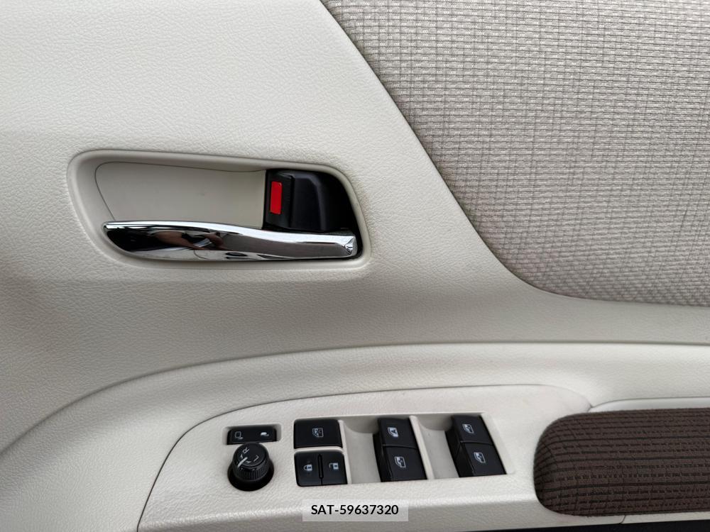Toyota SIENTA 2016-09 1268864-26