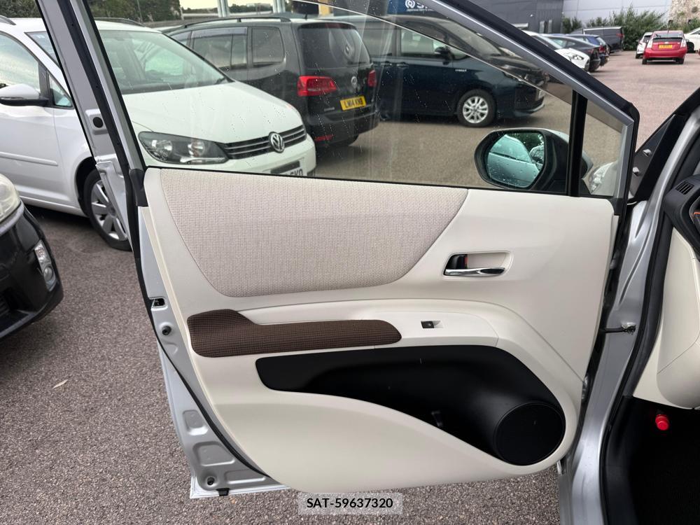 Toyota SIENTA 2016-09 1268864-31