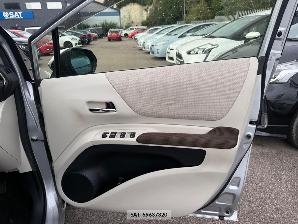 Toyota SIENTA 2016-09 1268864-32