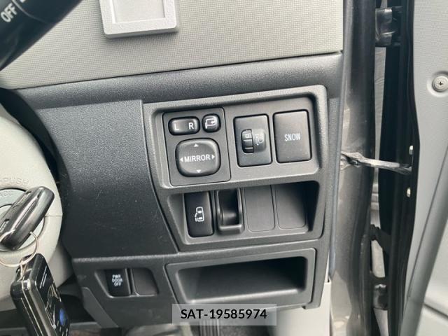 Toyota SIENTA 2010-02 7728683-21