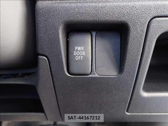 Toyota SIENTA 2010-03 7728646-13
