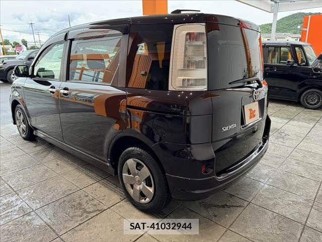 Toyota SIENTA 2013-11 7728663-12