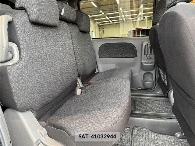 Toyota SIENTA 2013-11 7728663-16