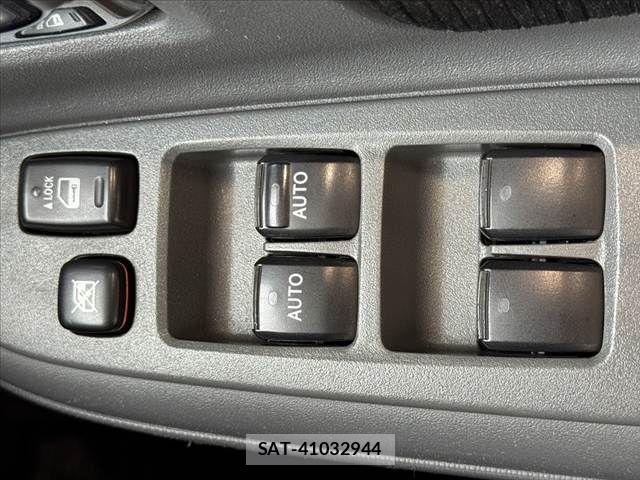 Toyota SIENTA 2013-11 7728663-24