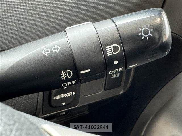 Toyota SIENTA 2013-11 7728663-25
