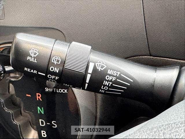 Toyota SIENTA 2013-11 7728663-26