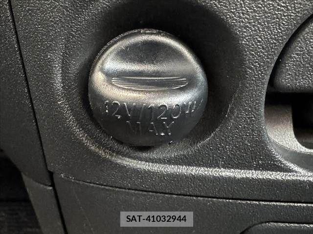 Toyota SIENTA 2013-11 7728663-27