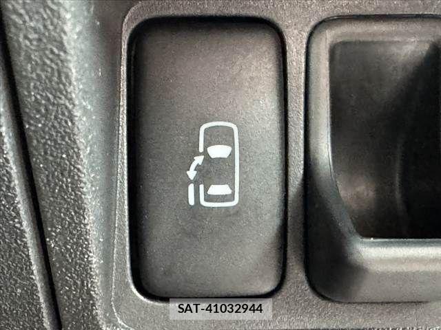 Toyota SIENTA 2013-11 7728663-4