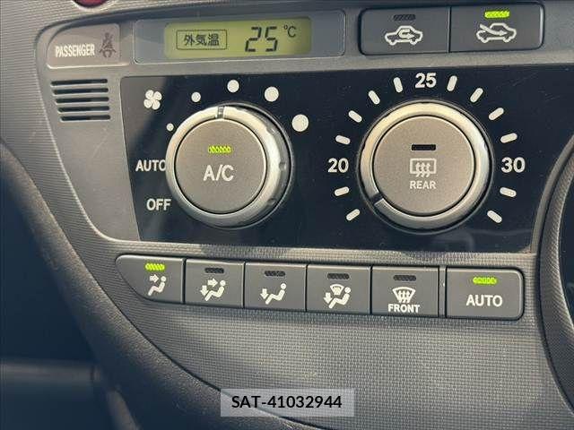 Toyota SIENTA 2013-11 7728663-6